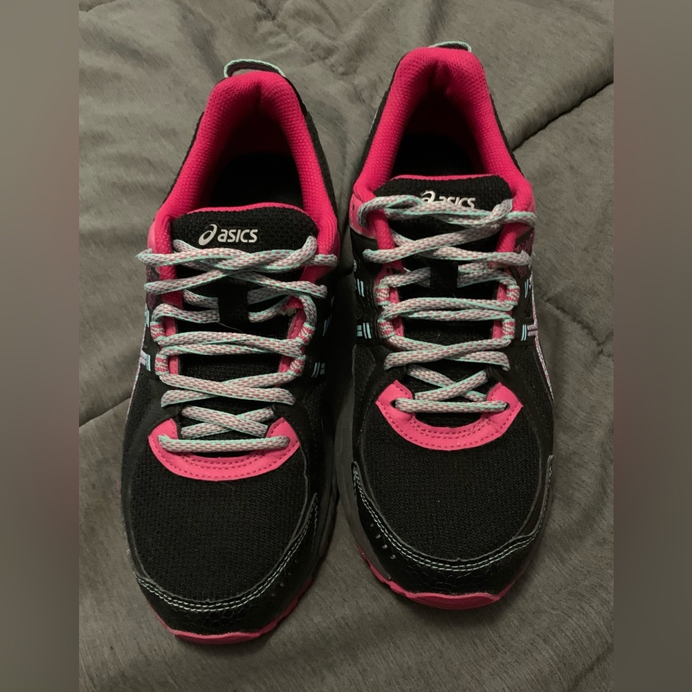 Ladies ASICS sneakers. Excellent used condition. Size 7.5